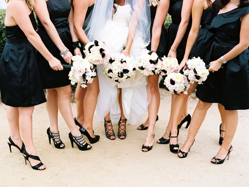 Свадебное платье с черными туфлями